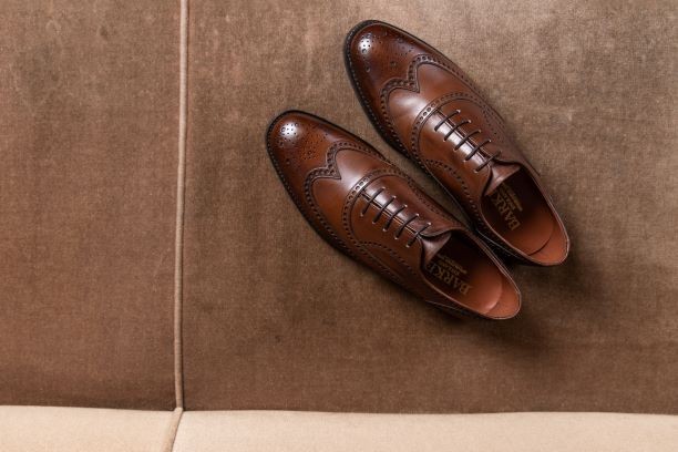 men brown shoes